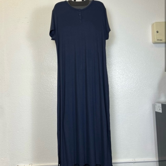 Barefoot Dreams Malibu Collection
Ultra Soft Henley Dress Indigo Color
Size 1XP - Picture 9 of 11